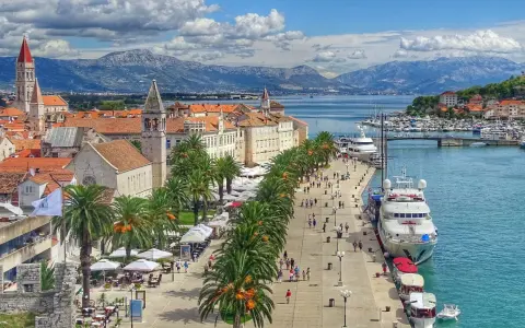 Trogir, Chorwacja – urokliwe miasto z palmami i jachtami, idealne na wakacje. Jedne z najpiękniejszych atrakcji turystycznych Europy.