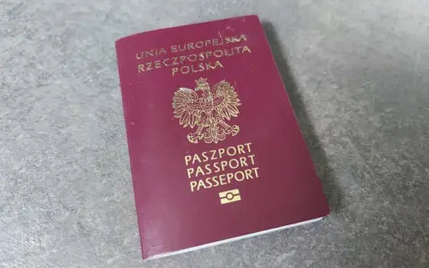 Polski paszport, symbol podróży do krajów, gdzie trzeba mieć paszport.