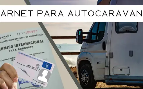 Carnet para llevar caravana, con permiso internacional de conducir y autocaravana aparcada en la playa.