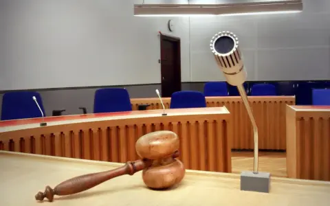 Czy adwokat niewykonujący zawodu może chodzić do sądu jako obserwator?
