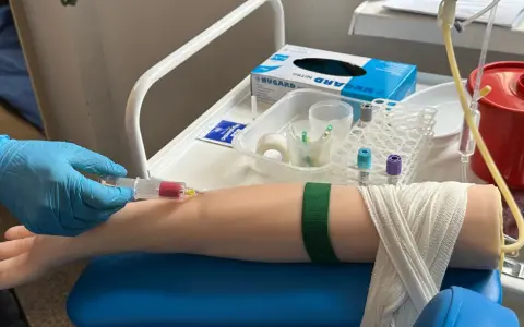 Praktyki dla opiekuna medycznego: gdzie znaleźć najlepsze miejsca?