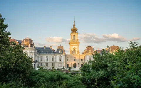 Wspaniały pałac, jak z baśni o królu i królowej, otoczony bujną zielenią. Wieża wznosi się ku niebu, a złote kopuły lśnią w słońcu.
