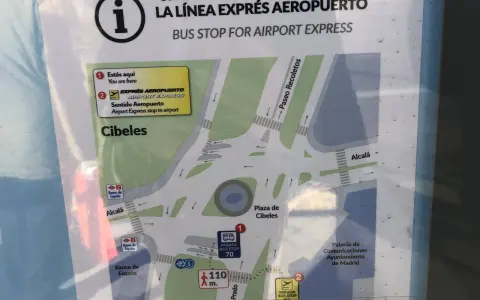 Mapa przystanków Airport Express w Madrycie. Wskazuje lokalizację "You are here" przy Plaza de Cibeles.