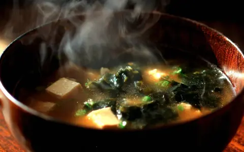 Gorąca zupa miso z tofu i wodorostami, idealna na chłodne dni. Szukasz inspiracji? Sprawdź nasze pasta miso przepisy!