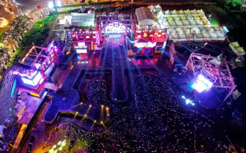 Nocny koncert na **arena cos torwar** przyciągnął tłumy. Kolorowe światła, sceny i namioty tworzą magiczną atmosferę.