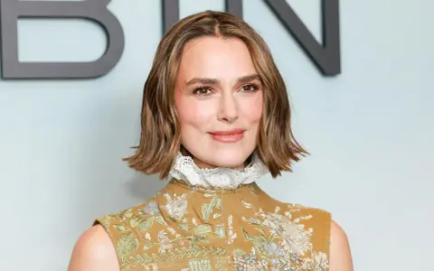 Keira Knightley mit einem schulterlangen, gewellten Bob, der ihre modernen **haar styles** unterstreicht.