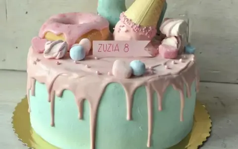 Uroczy tort z polewą, pączkami i lodami. Idealny na urodziny, jak z najlepszych ekskluzywne torty przepisy.