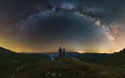 Para podziwia Drogę Mleczną. Ich wibracja związku 7 jest silna pod rozgwieżdżonym niebem.