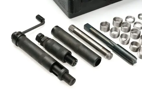 Herramientas para reparar roscas dañadas, incluyendo un juego helicoil.