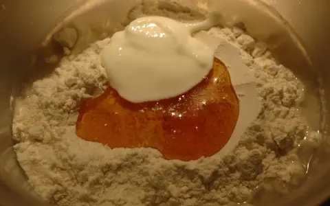Mehl, Honig und Joghurt in einer Schüssel, bereit für den Lievito Madre Teig.