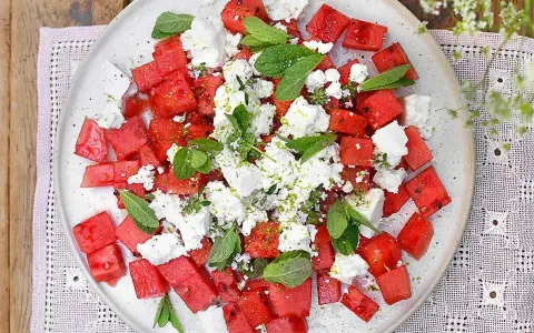 En uppfriskande melon och fetaostsallad med mynta och lime. Perfekt sommarbuffé!