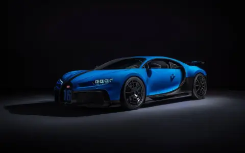 Niebieski Bugatti Chiron z numerem 16 na masce, gotowy do jazdy. Jego cena jest adekwatna do osiągów.
