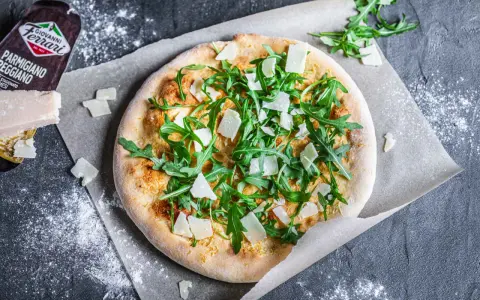 Pizza bianca mit Rucola und Parmigiano Reggiano. Ein einfaches, aber köstliches pizza bianca rezept.