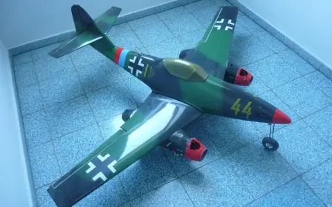 Ein detailgetreues RC-Modell einer Me 262 im Tarnmuster. Die gelbe "44" auf der Nase und die schwarzen Balkenkreuze sind gut erkennbar.