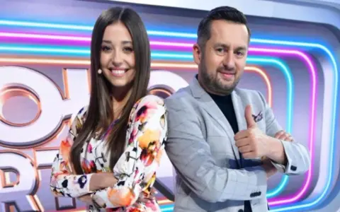Uśmiechnięci prowadzący na tle neonów. Czy to zapowiedź, dlaczego zmiana w kole fortuny?