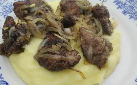 Smażona wątróbka drobiowa z cebulką na purée ziemniaczanym.