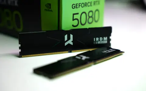 Dwa moduły pamięci RAM IRDM DDR5 leżą przed zielonym pudełkiem karty graficznej GeForce RTX 5080.