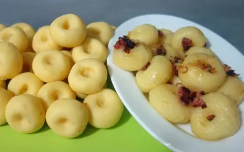 Idealne kluski śląskie z dziurką: Przepis krok po kroku