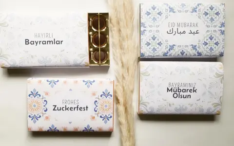 Schöne Geschenkboxen mit Schokolade, ideal, um zu fragen: was schenkt man zum Zuckerfest? Mit Grußbotschaften wie "Frohes Zuckerfest" und "Eid Mubarak".