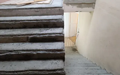 Surowe schody betonowe czekają na malowanie lastryko. Trwa remont klatki schodowej.