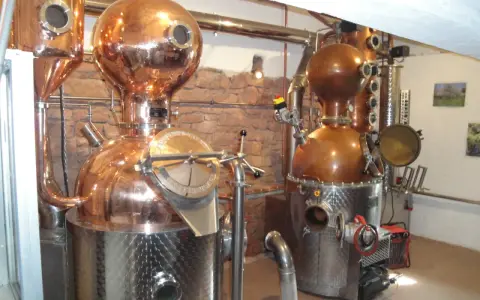 Zwei kupferne Brennblasen, bereit für das Whisky brennen.