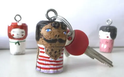Portachiavi fatti a mano con tappi di sughero, un'idea per un lavoretto festa del papà infanzia.