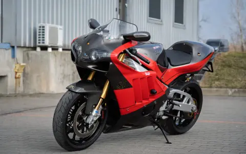 Sportowy motocykl z Japonii, czerwono-czarny, z elementami z włókna węglowego, gotowy do jazdy.