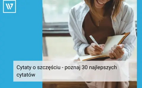 Uśmiechnięta kobieta pisze w notatniku.