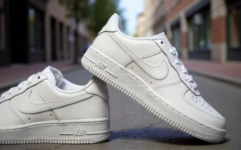 Białe sneakersy Nike Air Force 1 na ulicy. Zastanawiasz się, czym się różnią Air Force 1 od 07? To klasyka!