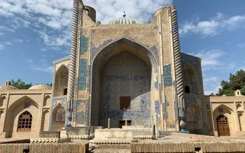 Verfallene Pracht in Balkh, Afghanistan. Ein Mausoleum mit blauen Kacheln und einem gedrehten Turm, Zeuge vergangener Zeiten.