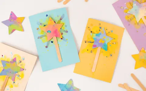 Bunte Sternenstäbe mit Glitzer, perfekt für eine **Einladung Kindergeburtstag basteln**. Kleine Kunstwerke für magische Momente.