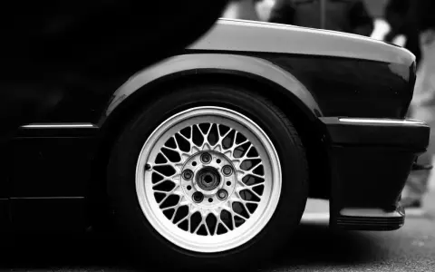 Klasyczne alufelgi BMW z siatkowanym wzorem, które nadają autu sportowy charakter, w przeciwieństwie do nudnych kołpaków.