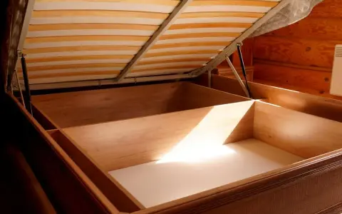 El canapé no se sostiene, dejando al descubierto su interior de madera y el somier.