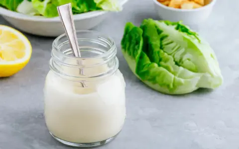 Sauce César maison prête à l'emploi, avec laitue romaine, citron et croûtons. Une recette facile pour une vinaigrette parfaite.