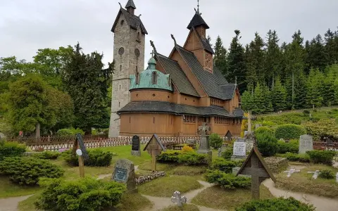 Drewniana świątynia Wang w Karkonoszach, otoczona cmentarzem i lasem. Ciekawe są jej skandynawskie korzenie i unikalna architektura.