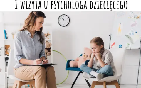 Pierwsza wizyta u psychologa dziecięcego. Dziewczynka siedzi zamyślona, psycholog notuje.