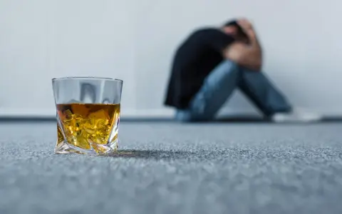 Szklanka whisky i zrozpaczony mężczyzna. Psycholog pyta alkoholika: "Co Cię tu sprowadza?".