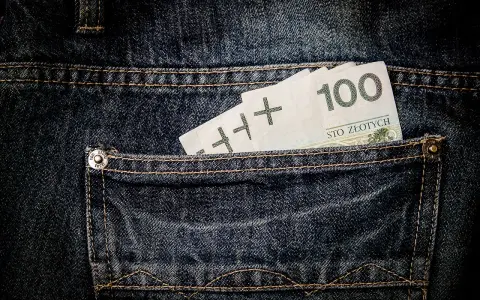 Złotówki w tylnej kieszeni dżinsów. Może to być dowód na oświadczenie pracownika dla celów stosowania podwyższonych kosztów uzyskania przychodów.