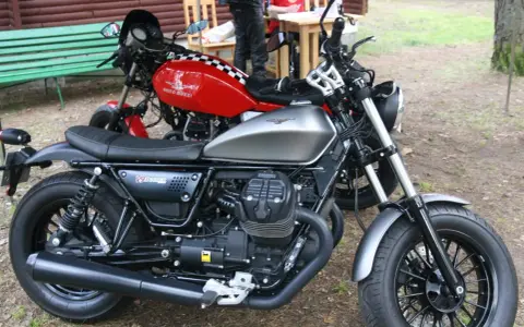Dwa motocykle Moto Guzzi, jeden srebrny, drugi czerwony z szachownicą. Może to przypomnienie o opłacie skarbowej za motocykl z zagranicy.
