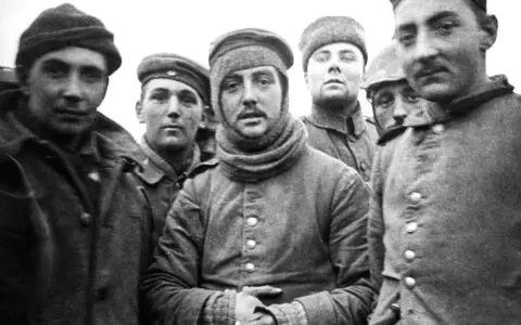 Fünf Soldaten in Uniformen, die an den Ersten Weltkrieg erinnern. Wer gewann den ersten Weltkrieg? Diese Männer könnten es wissen.