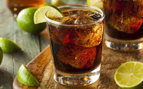 Orzeźwiający drink z colą i limonką, idealny na upalne dni. Poznaj prosty cuba libre przepis!