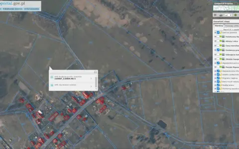 Jak sprawdzić numer działki po adresie na Geoportalu. Widok mapy z zaznaczonymi działkami i budynkami.