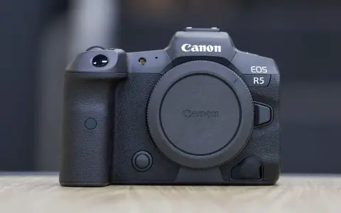 Czarny aparat Canon EOS R5 z obiektywem na bagnecie.