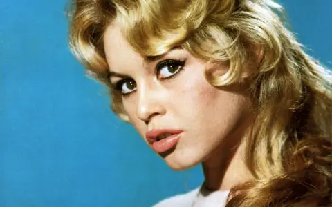 Ikona kina, Brigitte Bardot, jedna z najsłynniejszych francuskich gwiazd porno, z charakterystyczną fryzurą i makijażem.