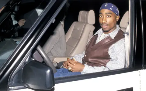 Tupac w samochodzie, tuż przed tym, jak zginął. W tle widać inne osoby.