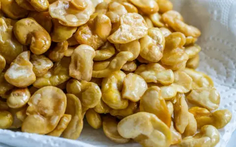 Un montón de habas fritas doradas y crujientes, listas para disfrutar como aperitivo.