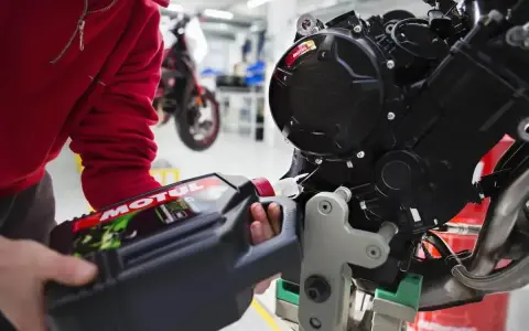 Wymiana oleju w crossie 4t to klucz do jego żywotności. Sprawdź, co ile powinieneś to robić, by Twój motocykl działał bez zarzutu.