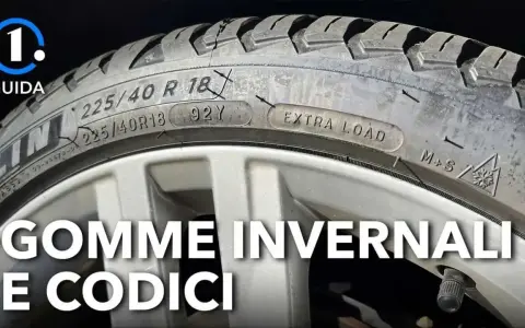 Pneumatici invernali su tutte le ruote, con codici di misura 225/40 R18 e simbolo M+S.