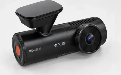 Czarna kamera samochodowa Vantrue Nexus z pomarańczowym przyciskiem. Szukasz vantrue n1 pro instrukcja?