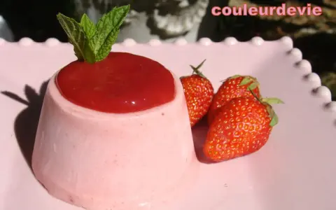 Délicieuse glace aux fruits rouges sans sorbetière, garnie de coulis et de menthe fraîche, accompagnée de fraises sur une assiette rose.